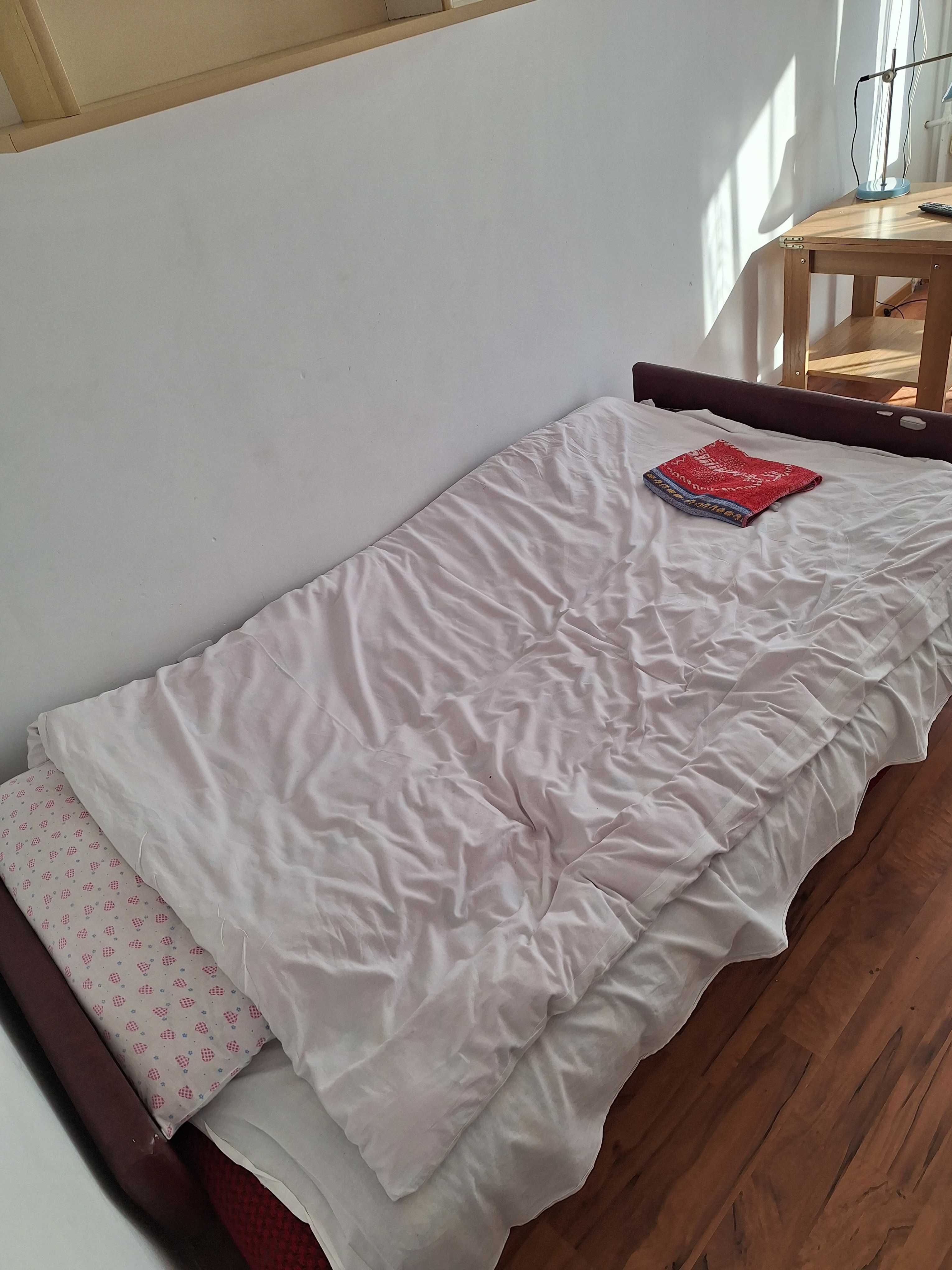 Likwidator sprzeda zestaw łóżek i tapczanów.