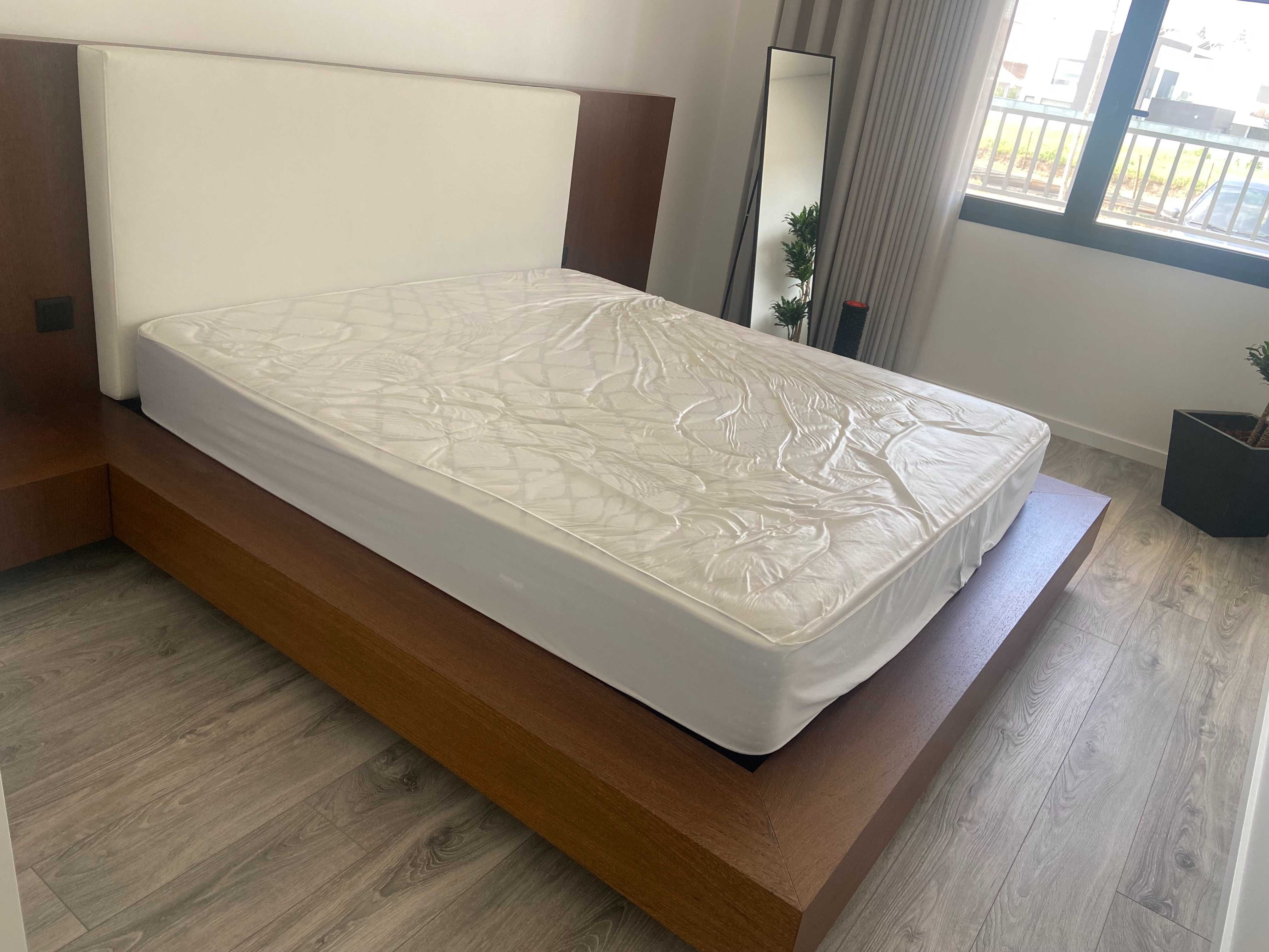 Cama sem colchão com mesas de cabeceira incorporadas