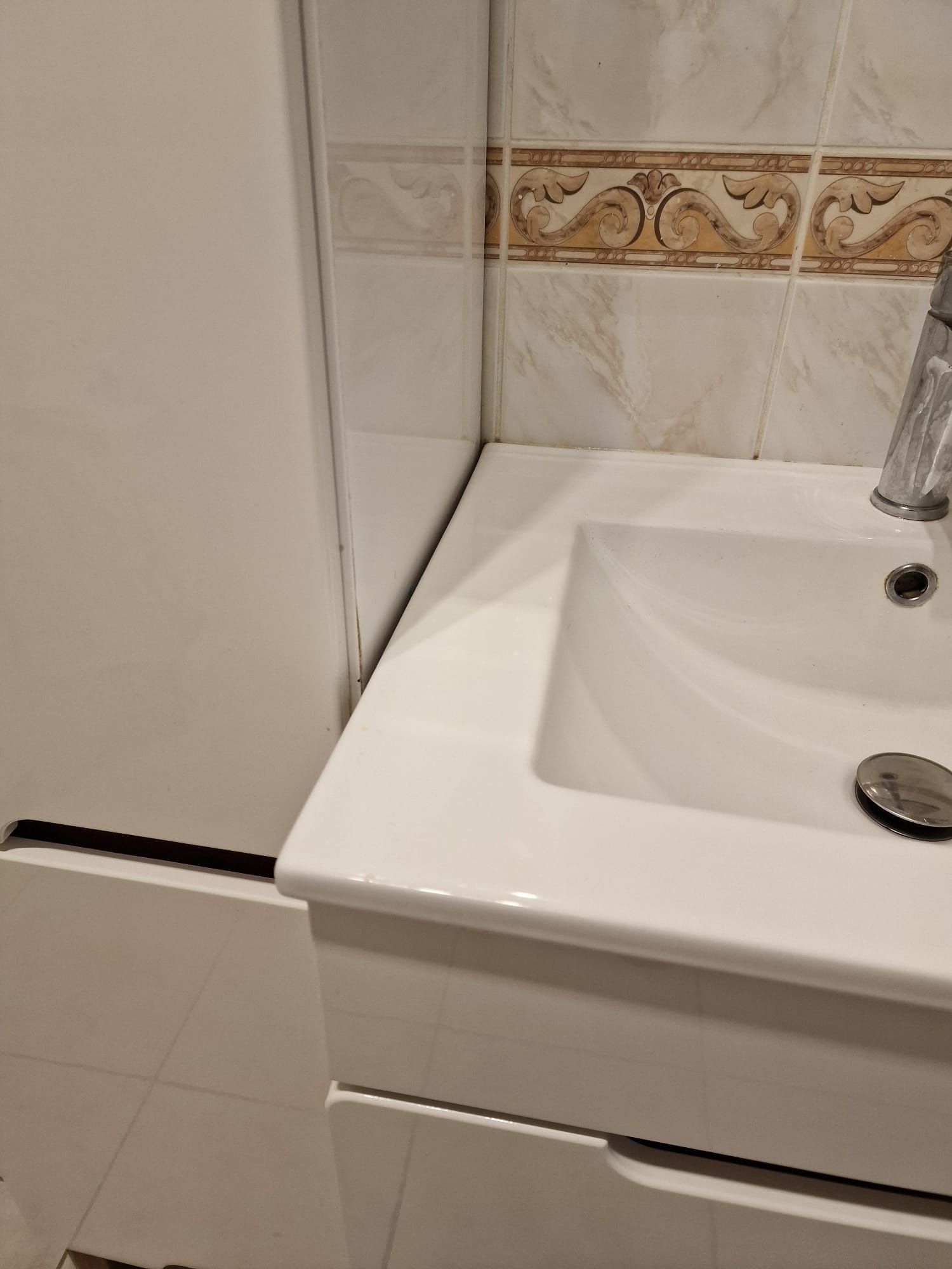 Zestaw mebli łazienkowych z lustrem i umywalką
