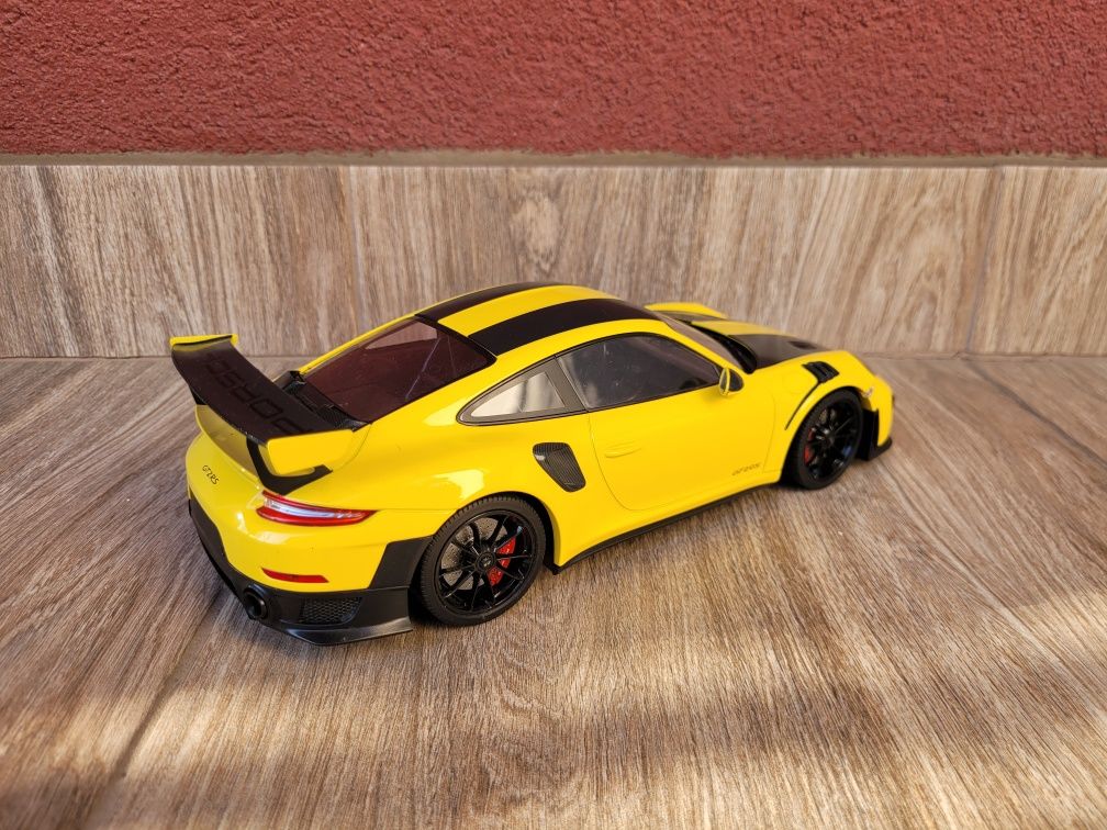 Porsche 911 GT2 RS 991 Minichamps 1:18