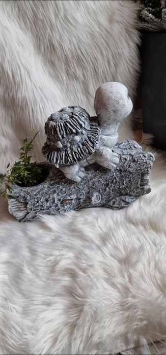 Figurka żółw na kłodzie