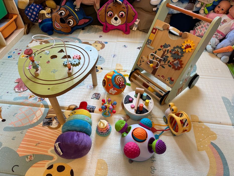 Chodzik, stolik edukacyjny i zabawki