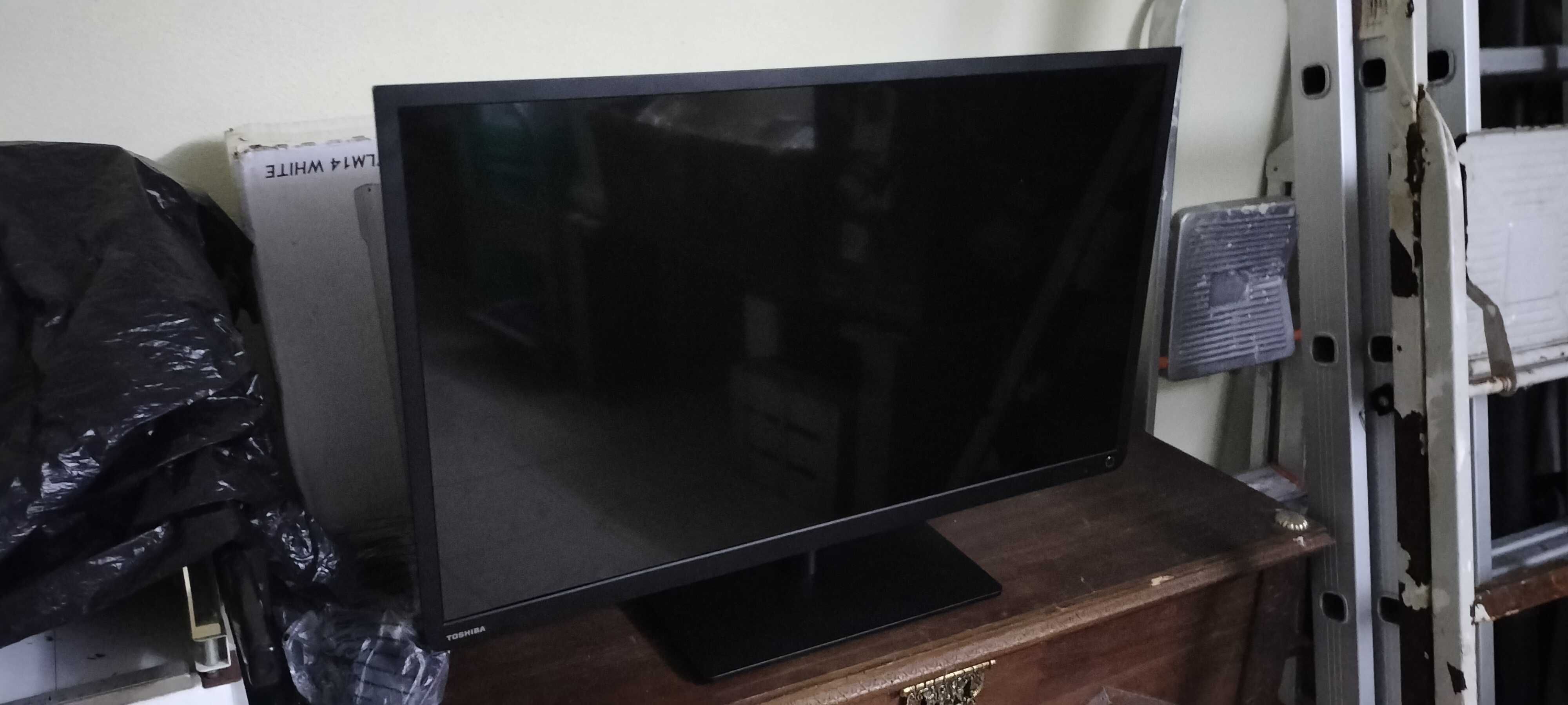 TV Toshiba modelo 32W2333D - avariado