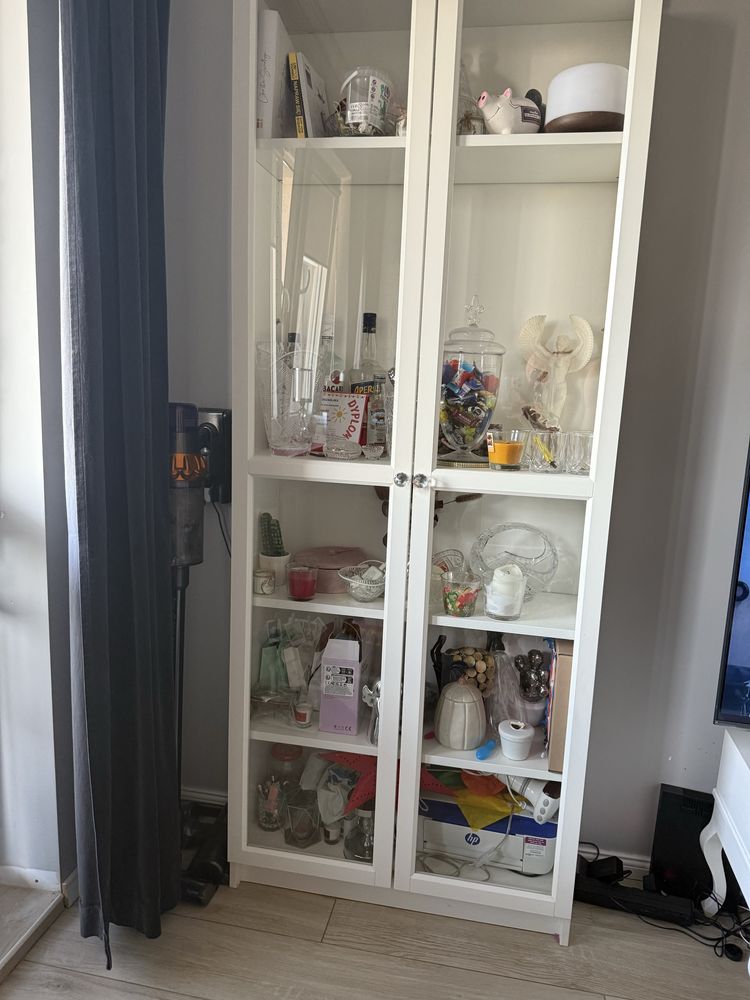 Witryna szklana ikea w bardzo dobrym stanie