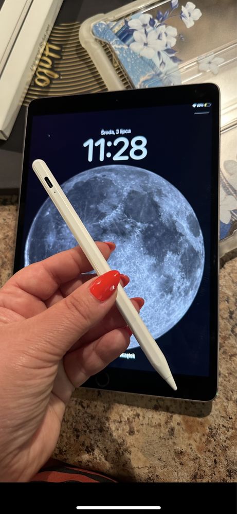 Tablet iPad Apple Retina 10” — iOS 18.5 —- PROCREATE