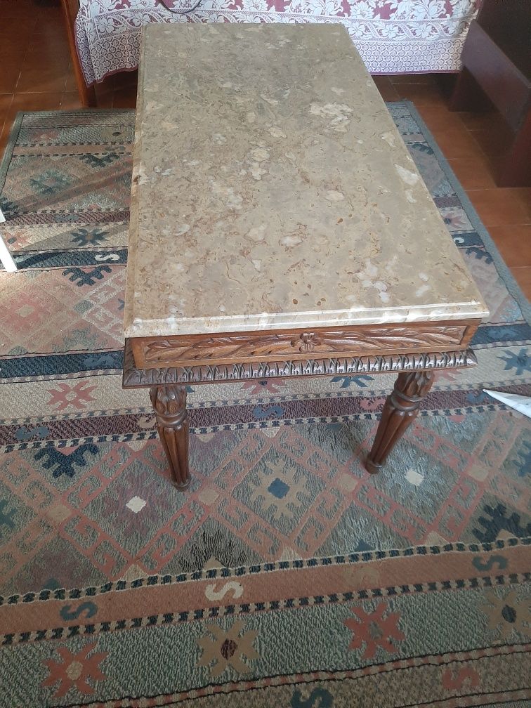 Mesa em madeira com tampo em mármore