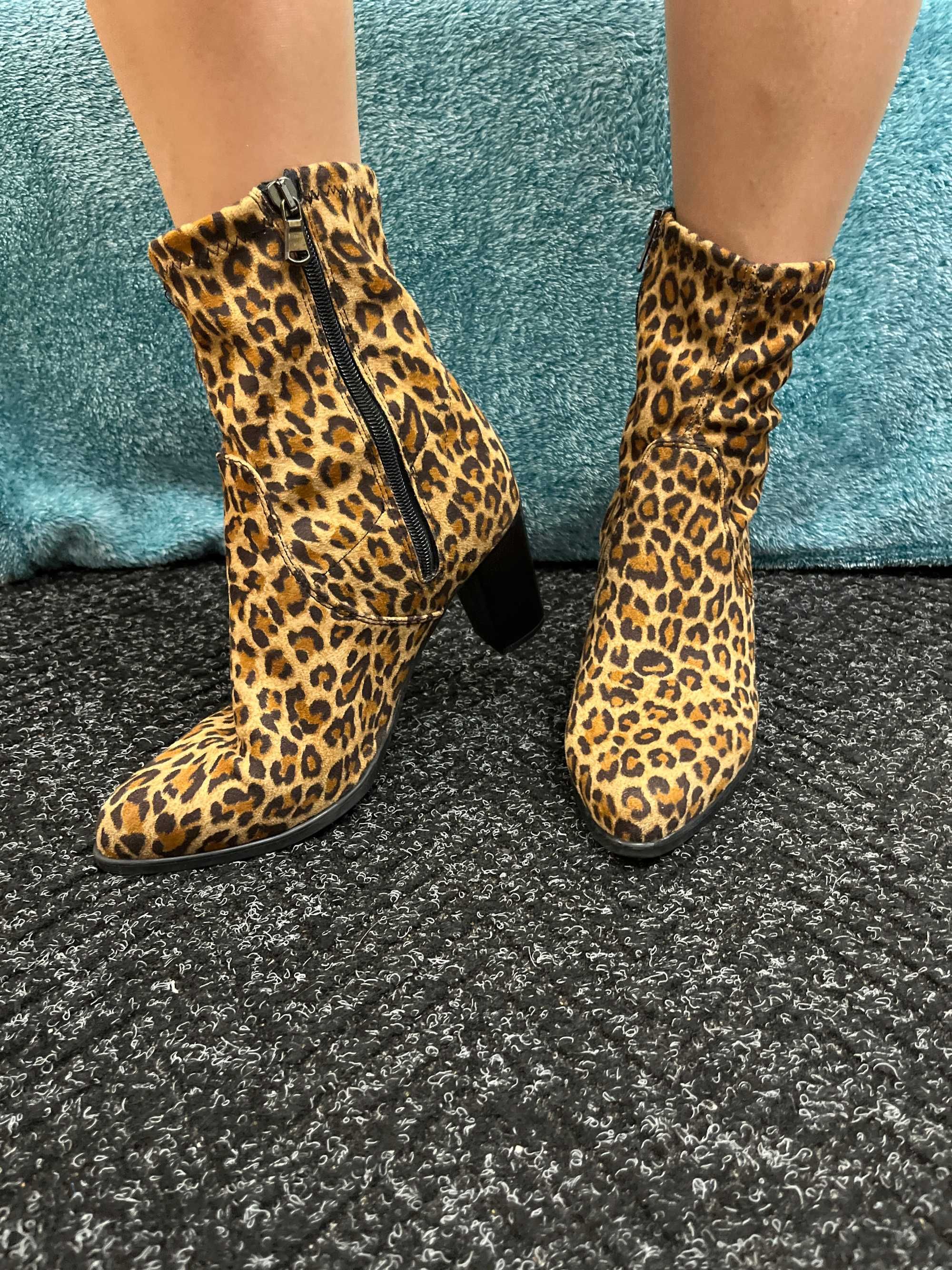 Botki na obcasie Tamaris Leopard IMI Suede w rozm.41