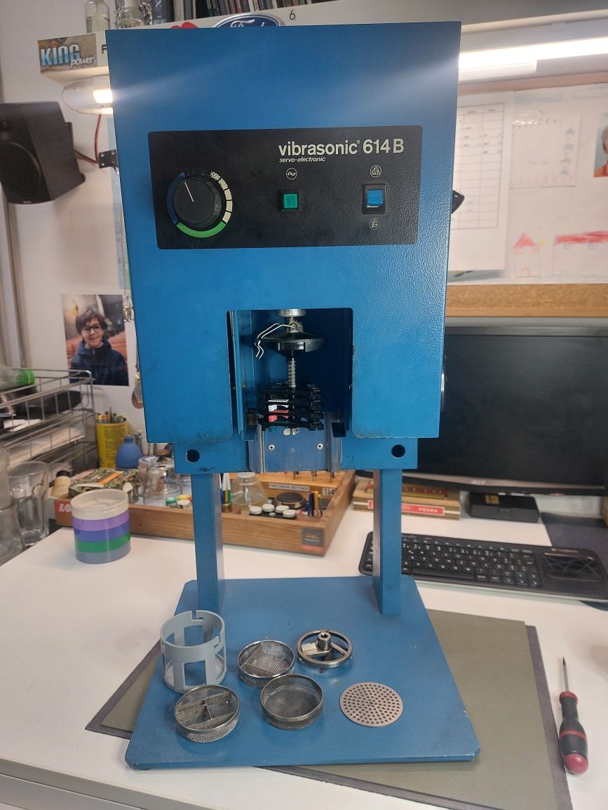 Maquina de lavagem de mecanismos de relogios