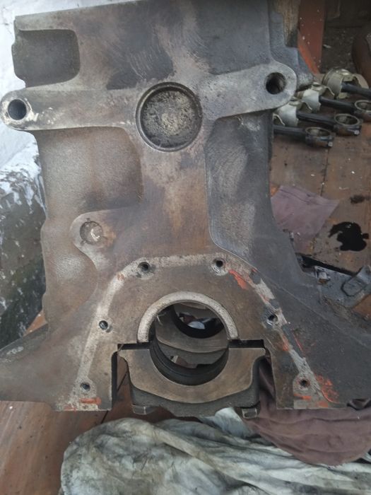 Блок двигуна з поршнями ваз 2107