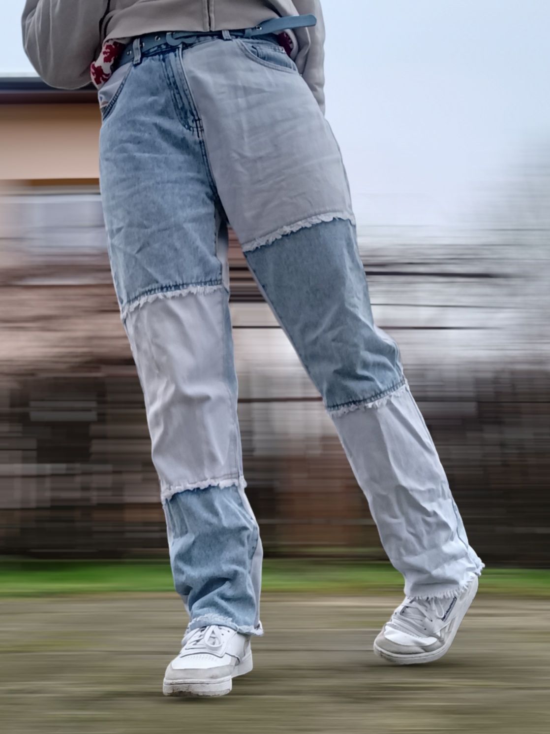 Dwukolorowe spodnie jeansy biało niebieskie
