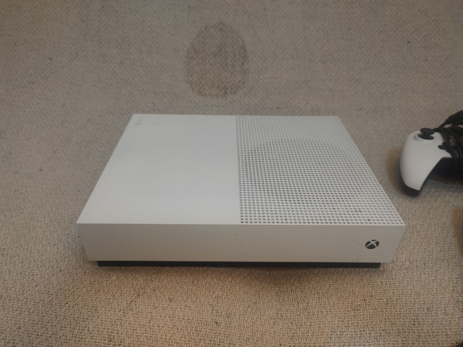 Xbox One S 1TB + dwa pady