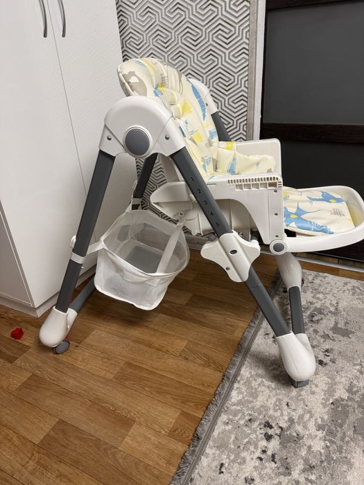 Дитячий складний стільчик для годування на колесах BAMBI