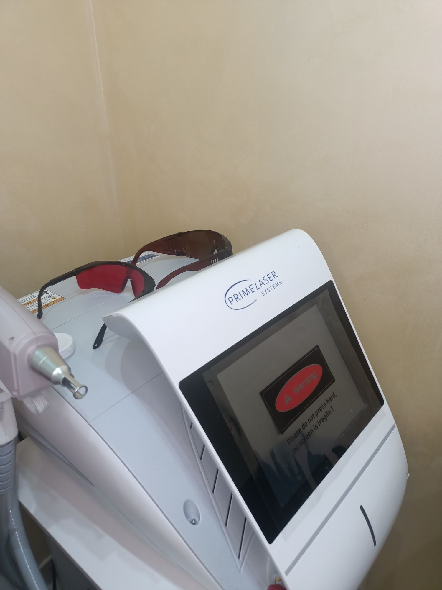 Laser do usuwania tatuażu i makijażu permanentnego Double Plus Pro.