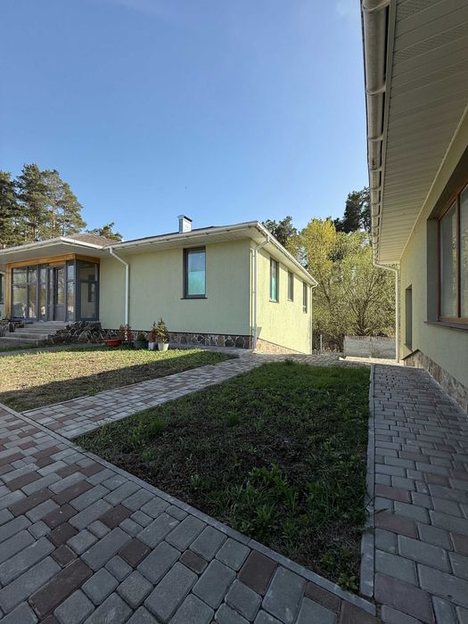 Продам котедж 480м  с.Шпитьки 17 км по Житом. трасі 15с.біля озера