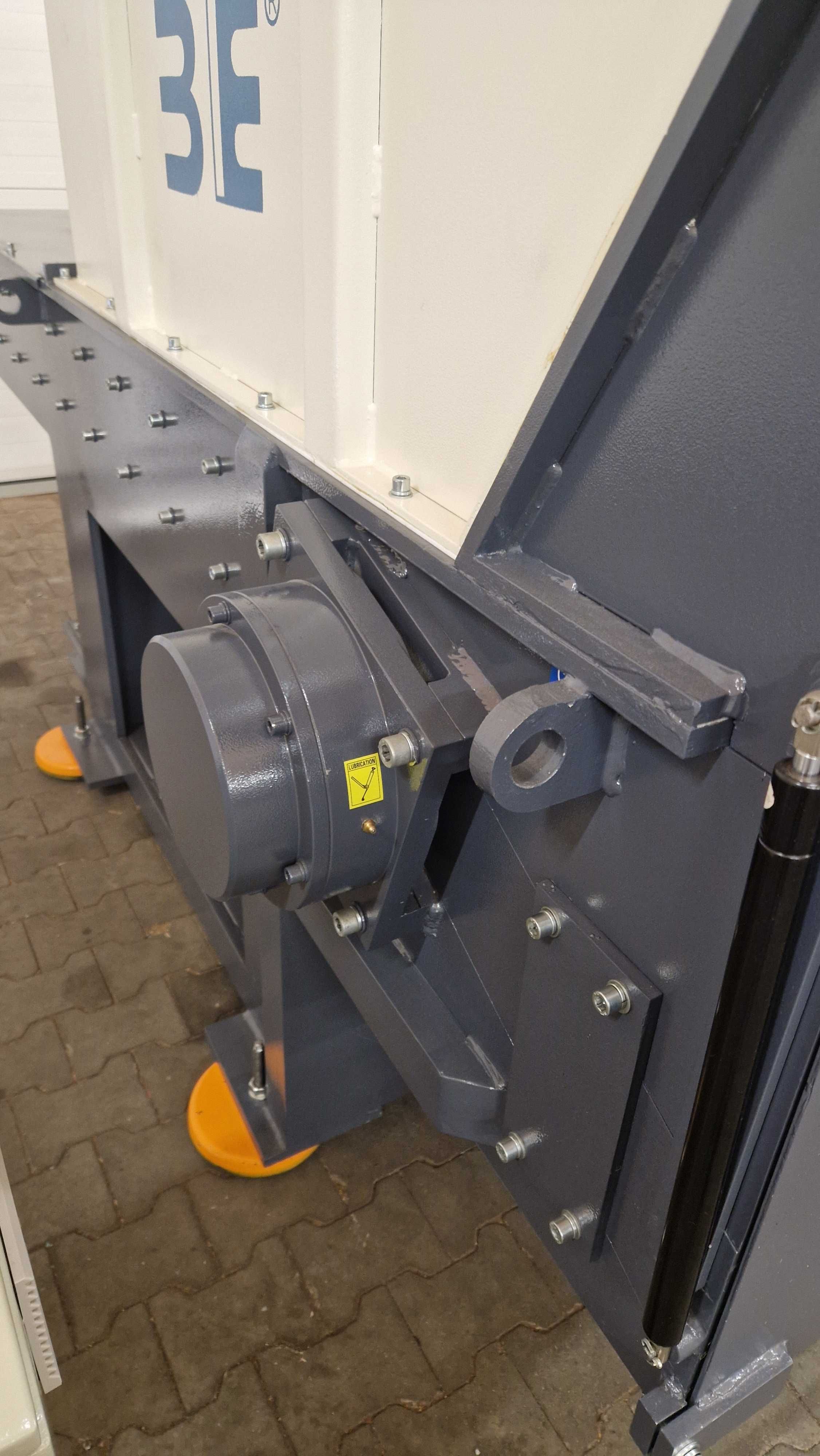 Kruszarka Rębak Rozdrabniacz Shredder jednowałowy docisk Recykling
