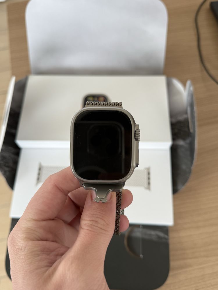 Apple Watch Ultra 2 com pulseira Milanese Loop