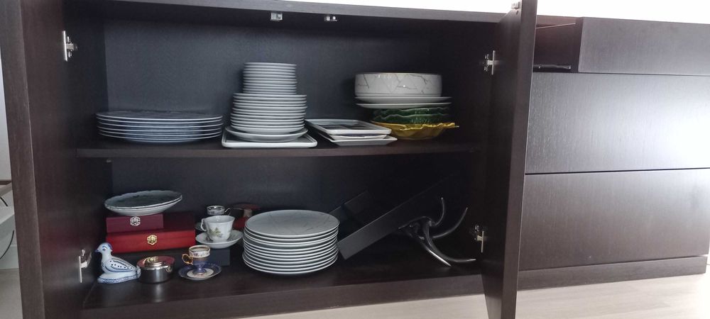 Aparador e mesa de jantar