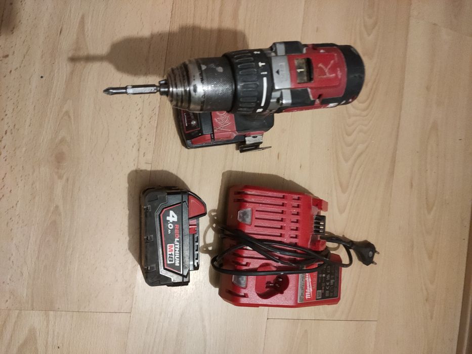 Aparafusadeira/berbequim próximo a fogueteiro