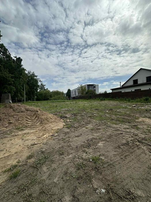 Продам кутову ділянку 10 соток з комунікаціями в Броварах!