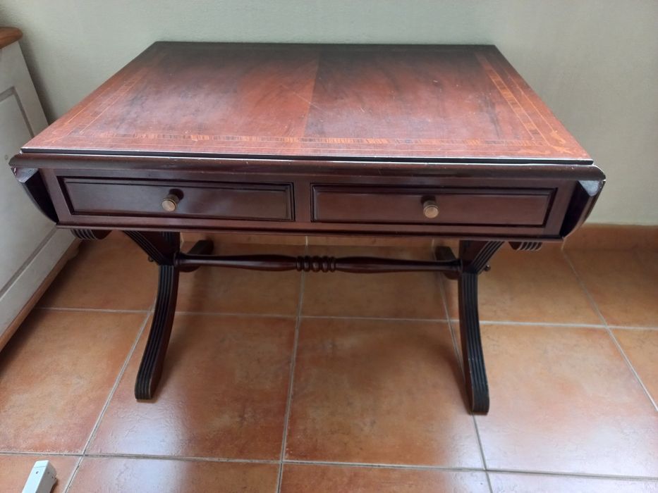 Mesa de apoio com gavetas