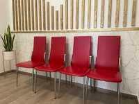 Conjunto de cadeiras vermelhas em napel