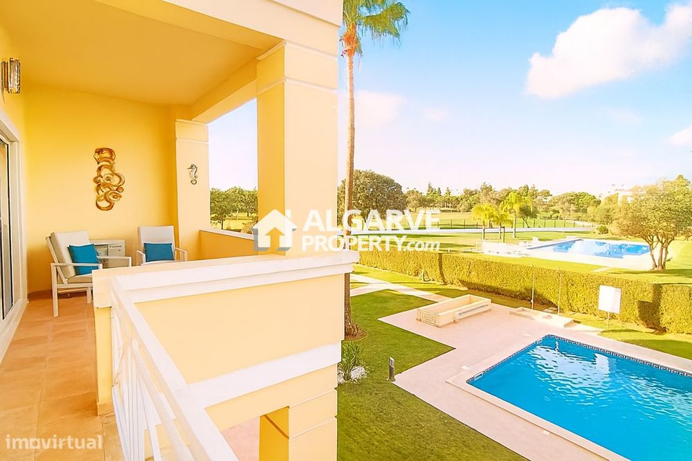 Fabuloso apartamento em condomínio privado com vista golfe em Vilamour
