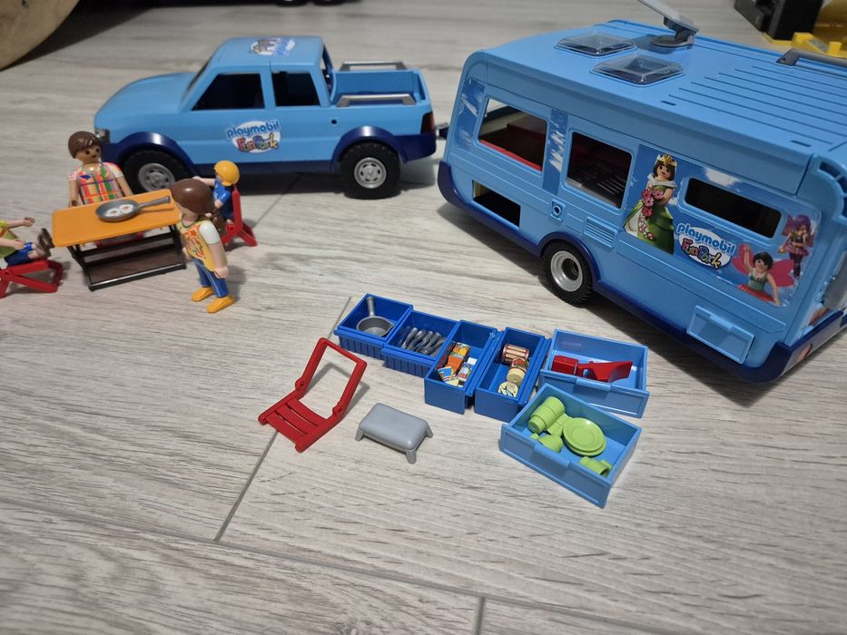PLAYMOBIL 9502 Auto samochód PICKUP z przyczepą kempingową z rodziną
s