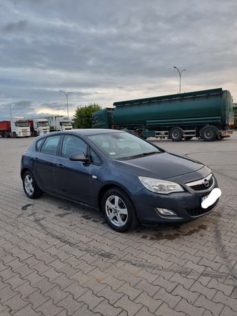 Opel Astra J 1.4 benzyna niski przebieg 2komp. kół, yaris corsa