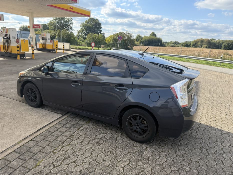 Оренда авто Toyota Prius для особистого використання та під таксі.