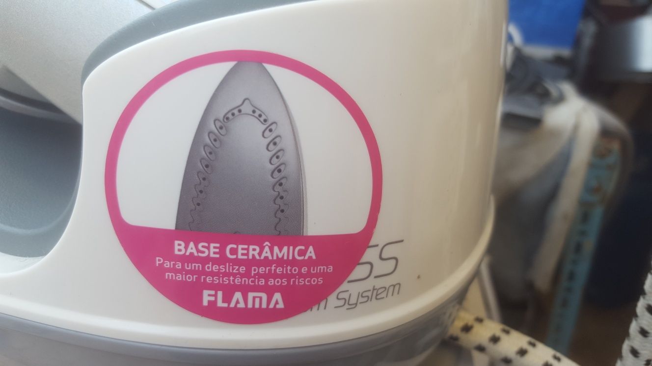 Ferro de passar com caldeira da Flama como novo