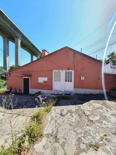 Prédio com 4 apartamentos + 2 Moradias, com 2 apartamentos cada uma