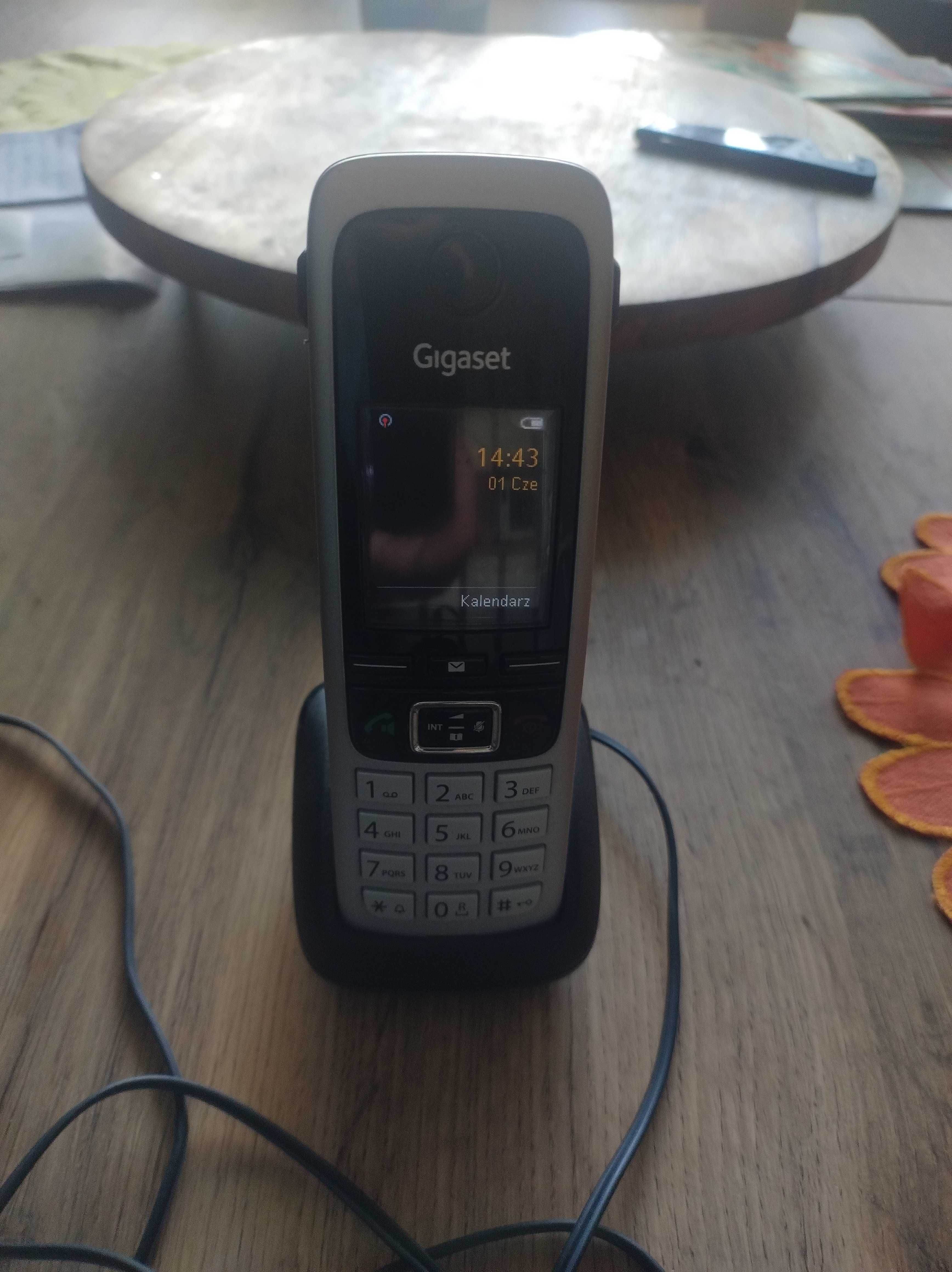 Telefon bezprzewodowy Gigaset z 430A oraz dwie słuchawki z stacjami.