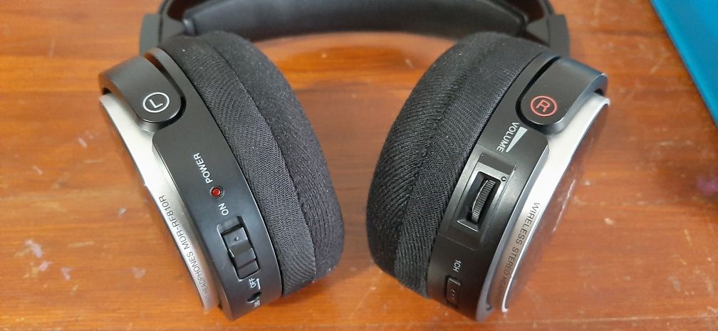Auscultadores sem fios Sony MDR-RF810R avariados.