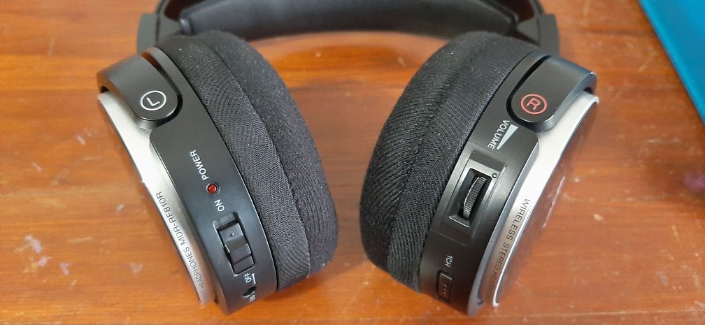 Auscultadores sem fios Sony MDR-RF810R avariados.