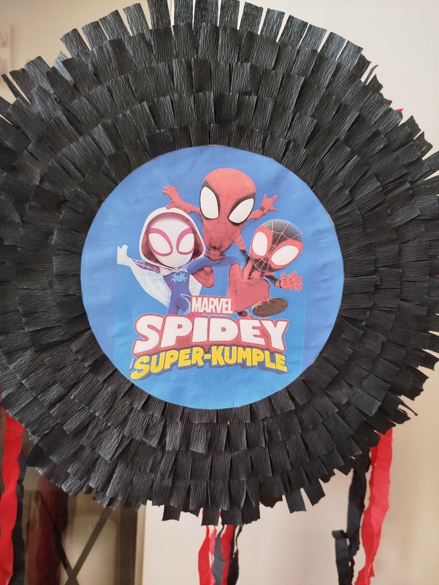 Piniata spidey i super kumple czarno czerwona z tasiemkami