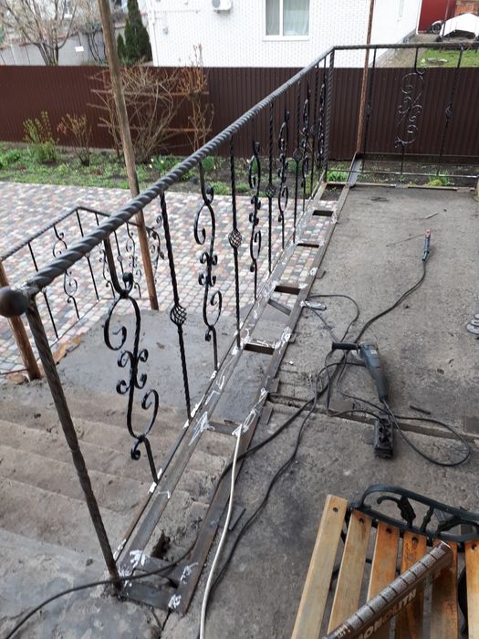 Балкони під металопластикові вікна або під декоративні перила.