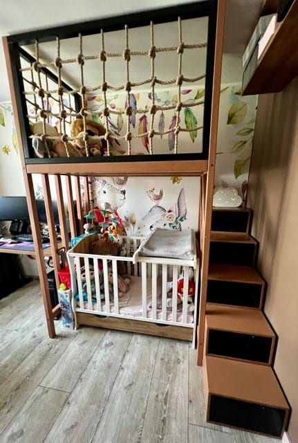 Drewniane łóżeczko na antresoli z siatką jutowa