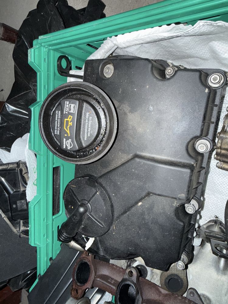 Cabeça de motor e tampa de válvulas