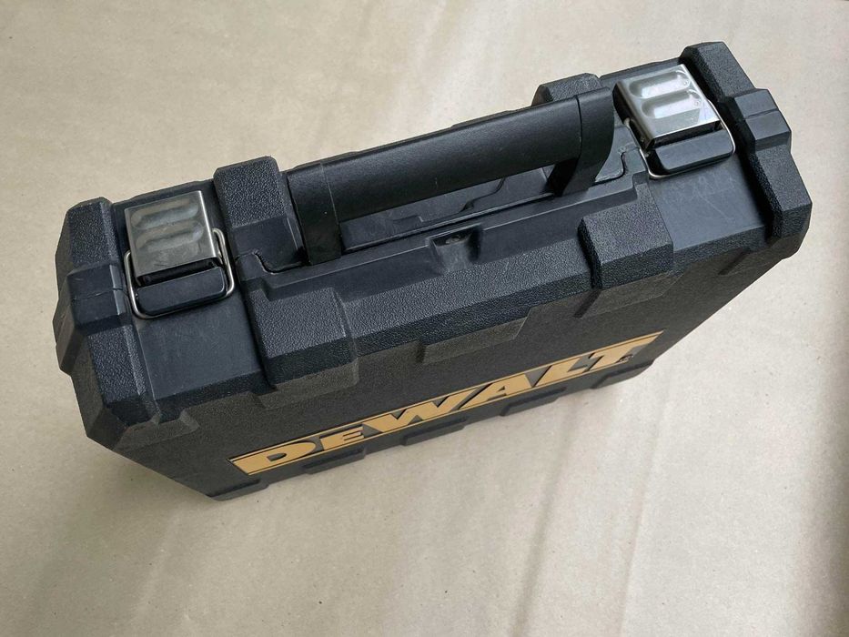 Zadbana młotowiertarka Dewalt D25003 (650W)