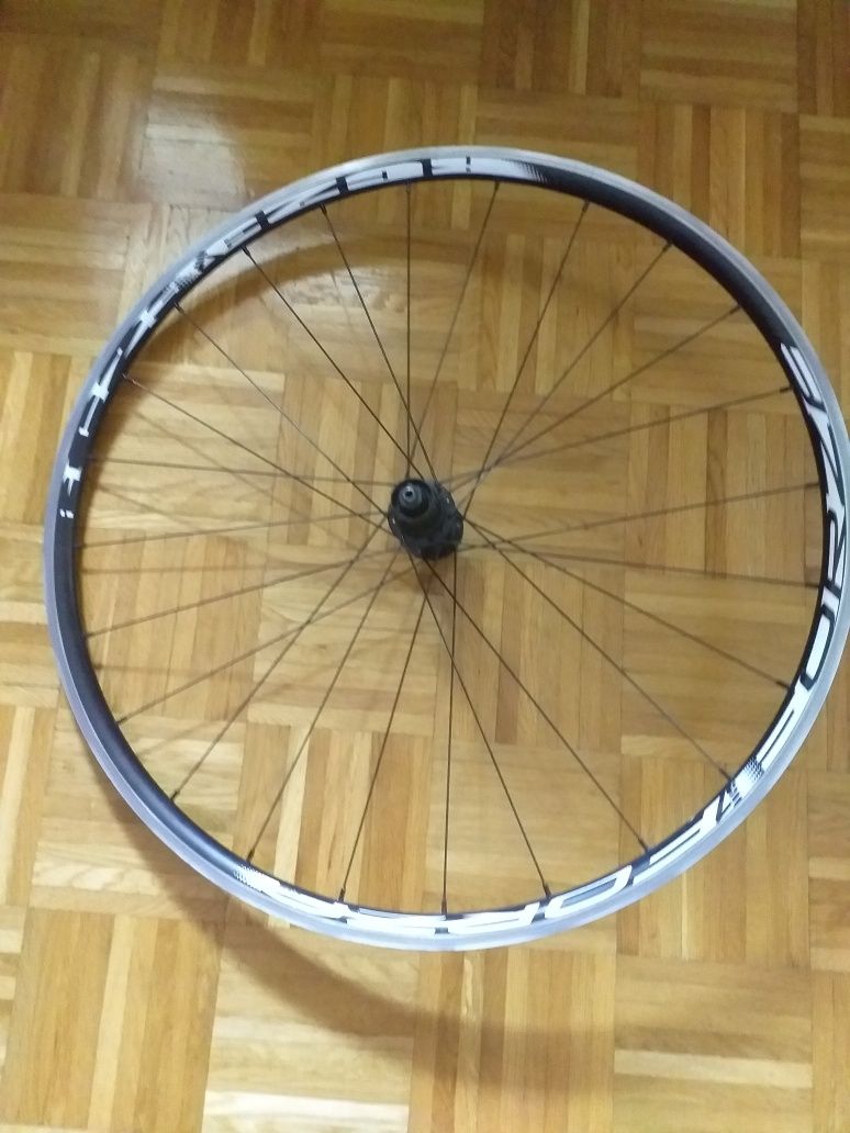 Kola szosowe DT Swiss Forza ,piasty Shimano.