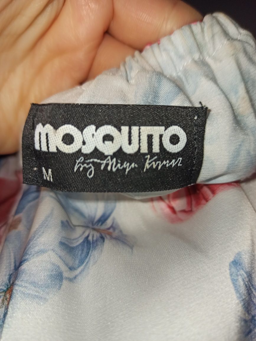Rozkloszowana sukienka z falbaną  M Mosquito