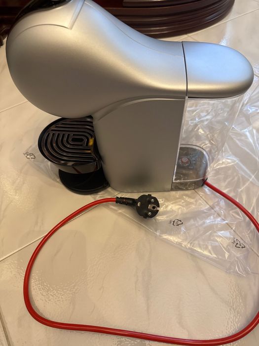 Máquina de café Dolce Gusto Génio S automática semi nova