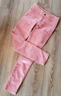Łososiowe spodnie w kratę