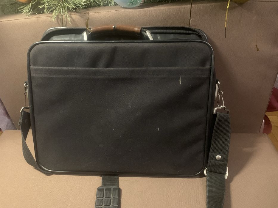 Ноутбук 2008 року з сумкою в мишкою