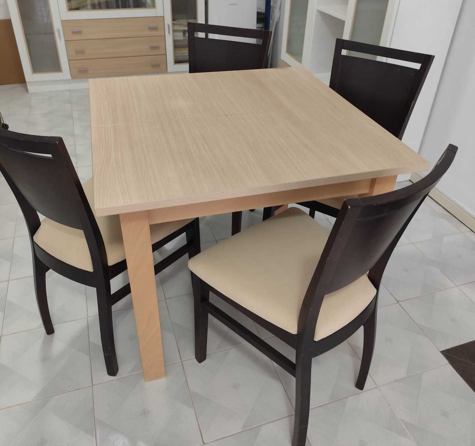 Mesa e cadeiras de sala