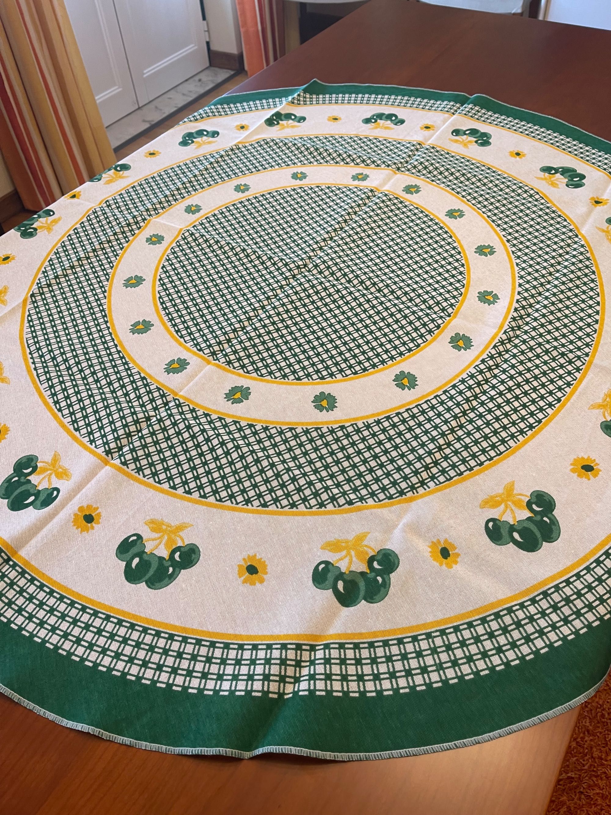 Toalha de mesa redonda branca, amarela e verde com motivos de cerejas