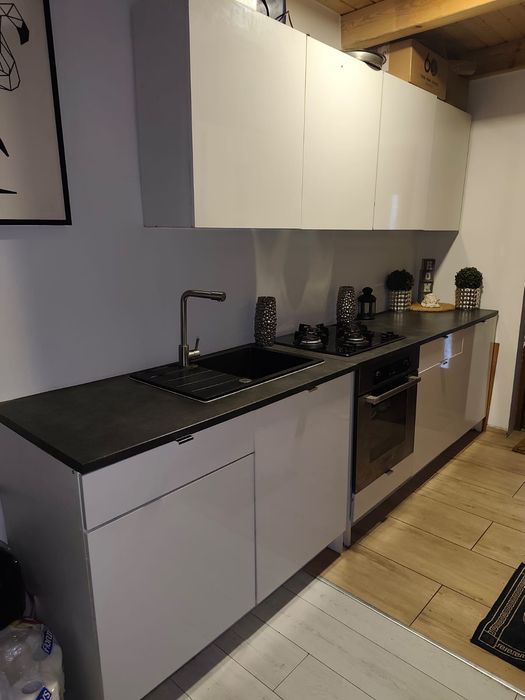 Blat kuchenny ze zlewem baterią i płytą gazową