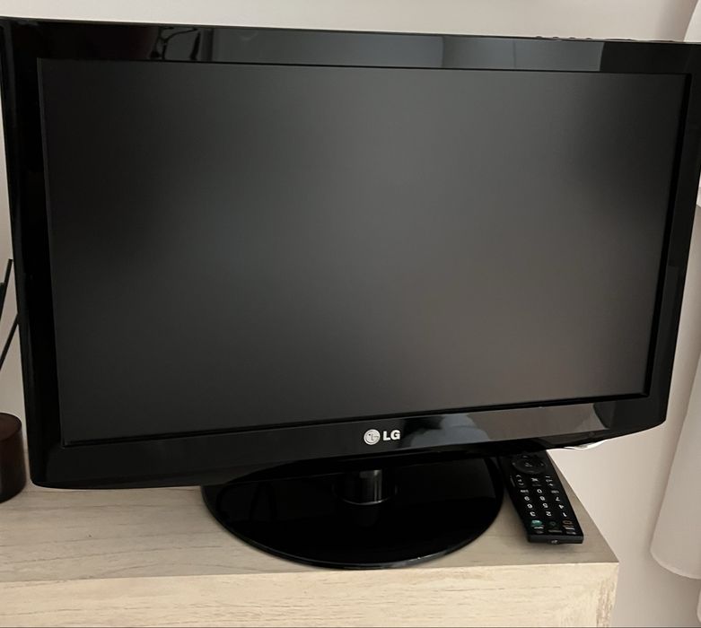 TV LG ecrã plano preta com comando