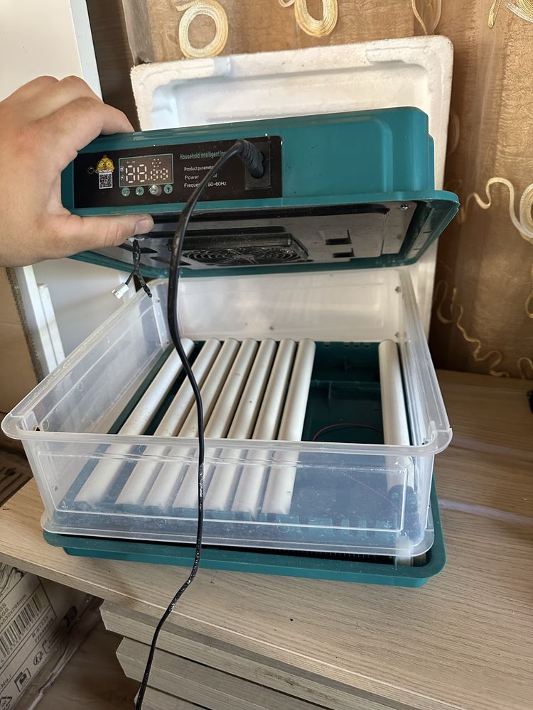 Chocadeira automática 36 ovos de galinha / 90 coderniz