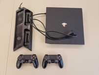 Приставка Ps4 Pro + два джойстіка та зарядна станція, диски